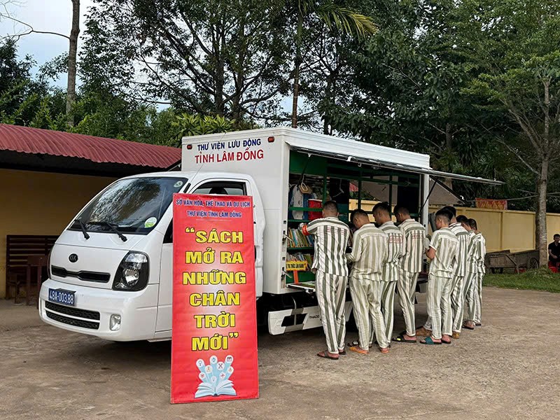 Thư viện tỉnh luân chuyển sách, báo cho tủ sách  tại Trại giam Đắk Plao
