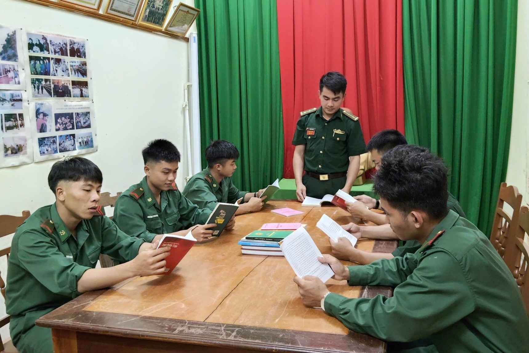 Hành trình mang tri thức đến với cán bộ, chiến sĩ vùng biên cương (Tự sự)