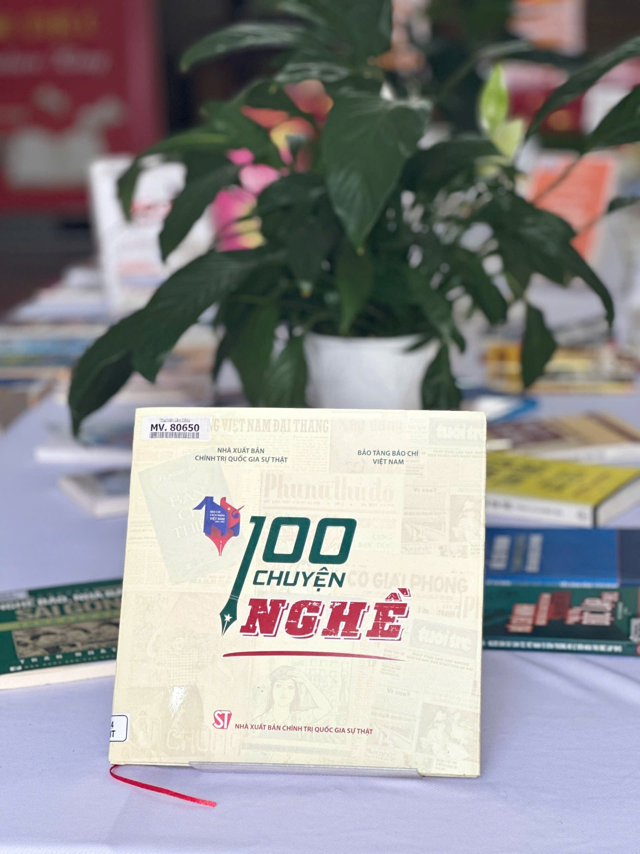 Giới thiệu sách “100 chuyện nghề” – Những lát cắt sinh động về hành trình một thế kỷ báo chí cách mạng Việt Nam
