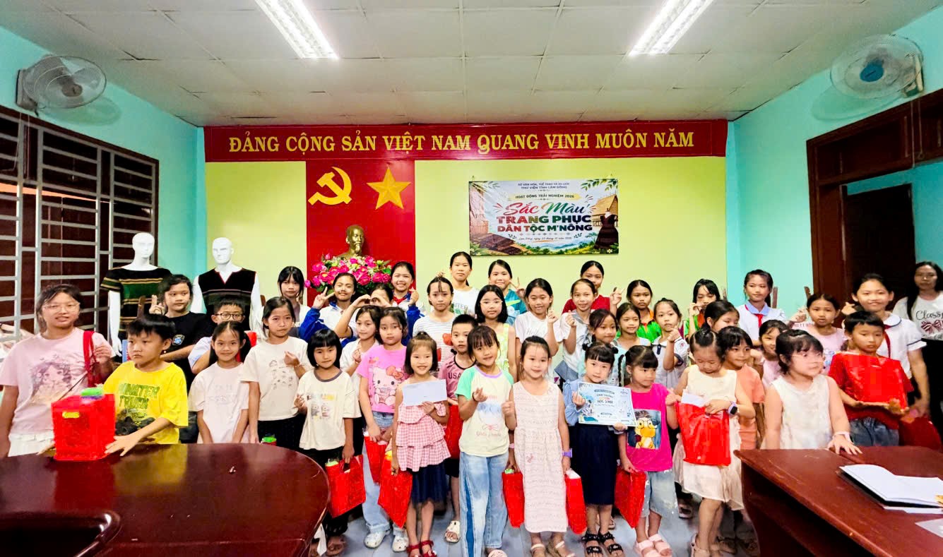 Thư viện tỉnh Lâm Đồng tổ chức hoạt động trải nghiệm “Sắc màu trang phục dân tộc M’nông”