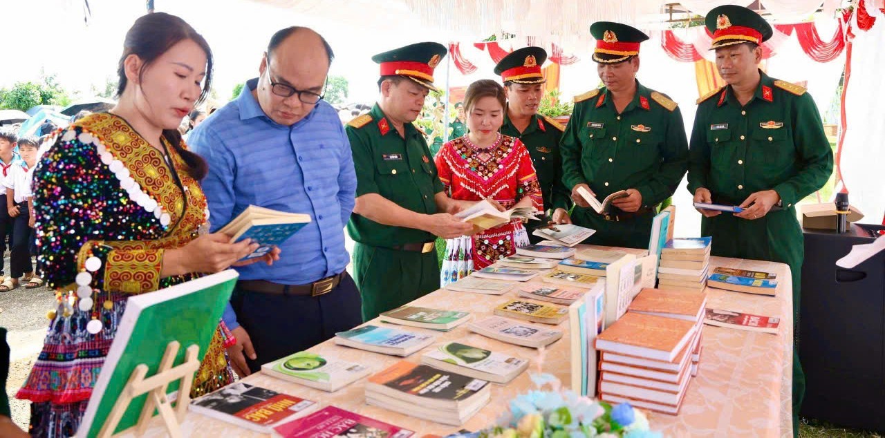 Đẩy mạnh học tập và làm theo tư tưởng, đạo đức, phong cách Hồ Chí Minh gắn với nâng cao văn hóa đọc Chi bộ Thư viện tỉnh Lâm Đồng