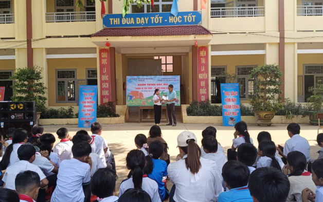 “Bánh xe tri thức - Về với vùng biên” lan tỏa văn hóa đọc tại Trường Tiểu học Nguyễn Văn Trỗi, xã Tà Đùng